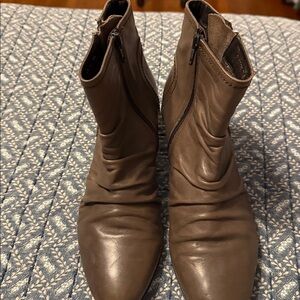 Clarks Softwear grey taupe ankle boots. Leather uppers, 2 zippers. 8